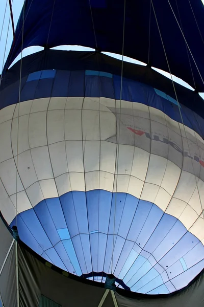 Heißluftballon zum Start aufgeblasen - Airshow Krakau 2013 — Stockfoto