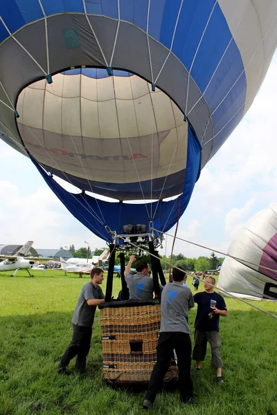 Gonfiamento della mongolfiera per il lancio - Airshow Cracovia 2013 — Foto Stock