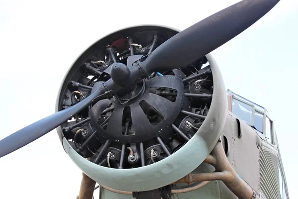 Primeros planos del motor y la hélice desde el avión retro —  Fotos de Stock