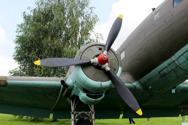 Motor en propeller close-up van retro vliegtuig — Stockfoto
