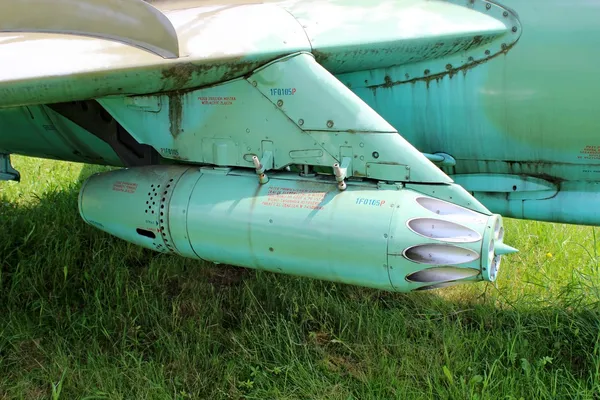 Cohetes colocados bajo un ala de avión militar — Foto de Stock
