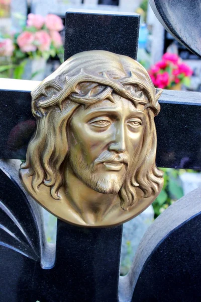 Ansikte av jesus, skulptur i kyrkogård — Stockfoto