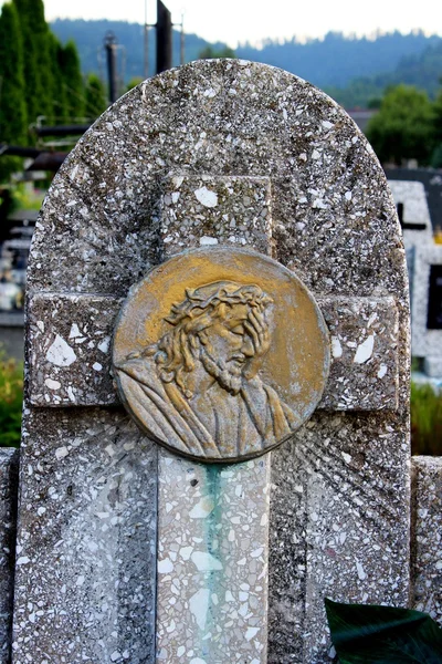 Visage de Jésus, sculpture au cimetière — Photo