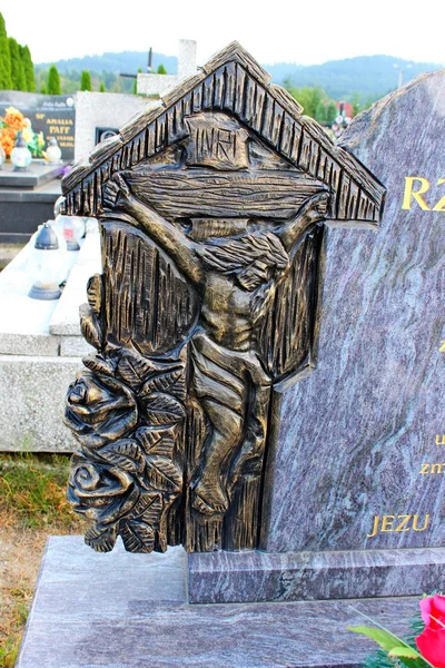 Estátua de Jesus Cristo em um cemitério — Fotografia de Stock