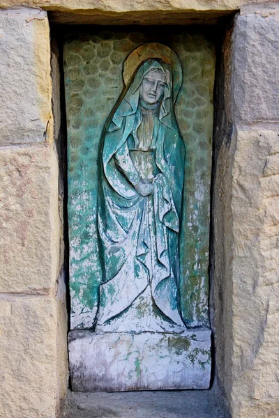Socha svaté Marie v starý křesťanský hřbitov — Stock fotografie