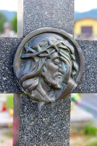 Visage de Jésus, sculpture au cimetière — Photo