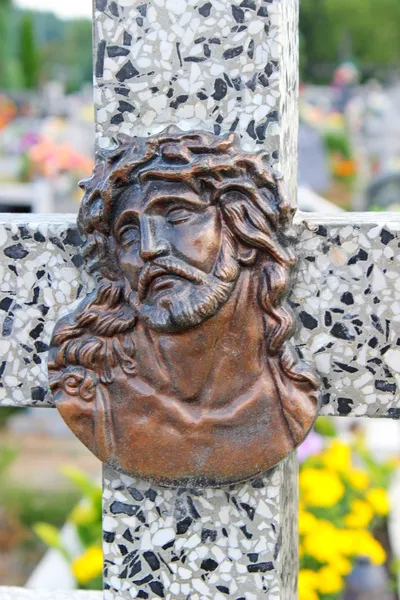 Ansikte av jesus, skulptur i kyrkogård — Stockfoto