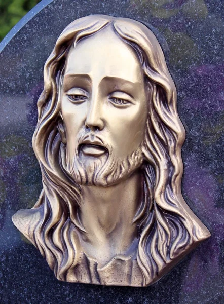 Visage de Jésus, sculpture au cimetière — Photo