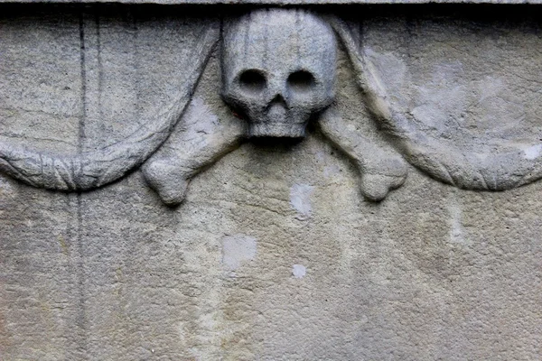 Кам'яна скульптура черепа з хрестами — стокове фото