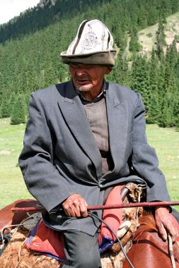 tien shan dağlarında Kırgız Süvari