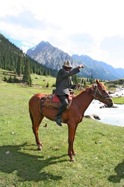 tien shan dağlarında Kırgız Süvari