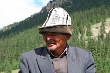 tien shan dağlarında Kırgız Süvari