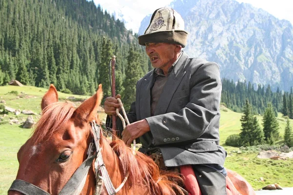 Cavaliere del Kirghizistan a Tien Shan montagne — Foto Stock