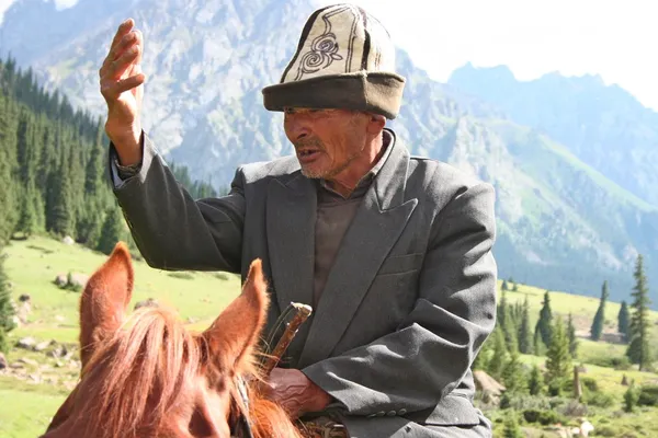 Kirgiziska horseman i tien shan mountains — Stockfoto