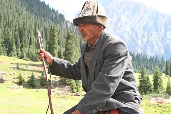 Cavaliere del Kirghizistan a Tien Shan montagne — Foto Stock