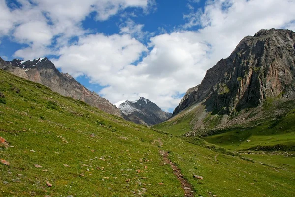 キルギス天山山脈 ashukashka suu 谷 — ストック写真