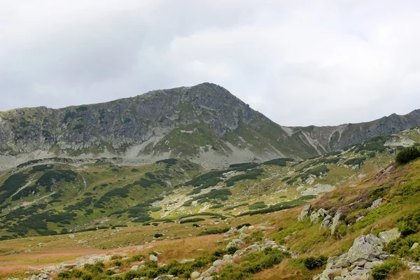 Bergen tatry i Polen - dalen av fem dammar — Stockfoto