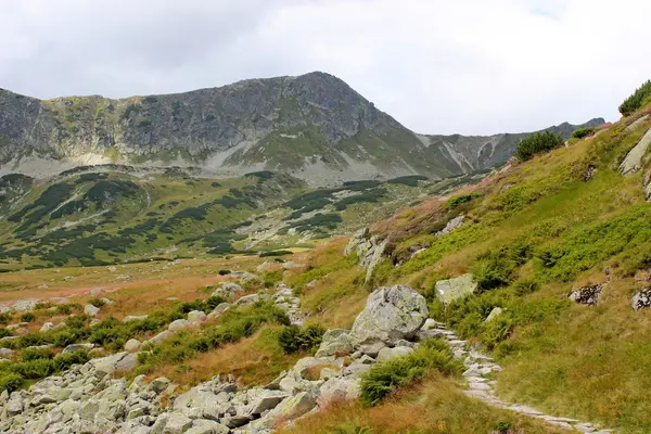 Montañas Tatry en Polonia - valle de cinco estanques —  Fotos de Stock