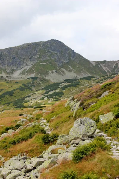 Montanhas Tatry na Polônia - vale de cinco lagoas — Fotografia de Stock