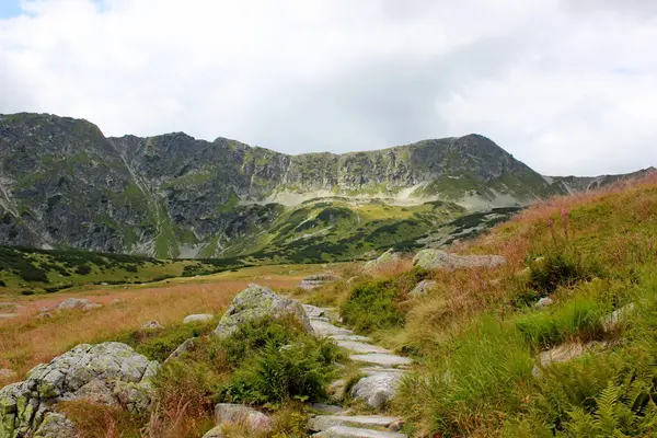 Montanhas Tatry na Polônia - vale de cinco lagoas — Fotografia de Stock