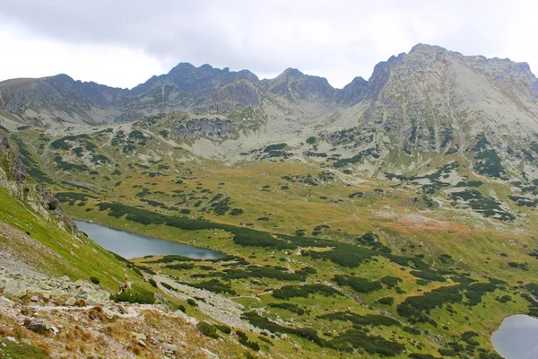 Hegység Tatry-Lengyelország - öt tavak völgye — Stock Fotó