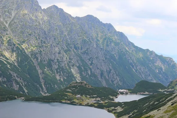 Bergen tatry i Polen - dalen av fem dammar — Stockfoto