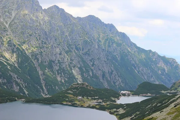 Hegység Tatry-Lengyelország - öt tavak völgye — Stock Fotó