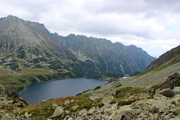 Bergen tatry i Polen - dalen av fem dammar — Stockfoto