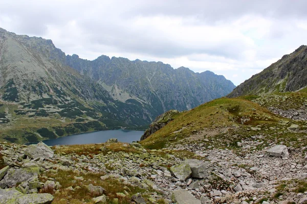 Bergen tatry i Polen - dalen av fem dammar — Stockfoto