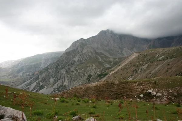 Montagnes près de Arslanbob, au sud du Kirghizistan — Photo