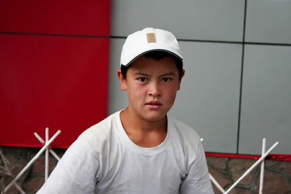 Kyrgyz Boy - estrada para Naryn, Quirguistão — Fotografia de Stock