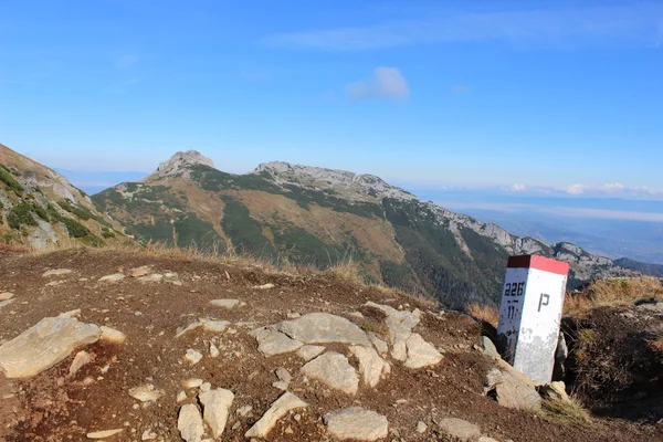 ギエヴォントザコパネのピン - で有名な山を磨く上に十字架を持つタトラ山脈 — ストック写真