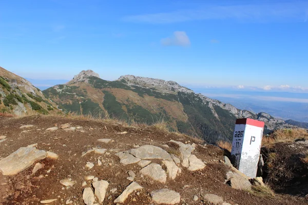 Giewont - slavnou horu v polský Tater s křížem na vrcholu — Stock fotografie