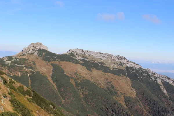 Giewont - berühmter Berg in der polnischen Tatra mit einem Kreuz auf der Spitze — Stockfoto