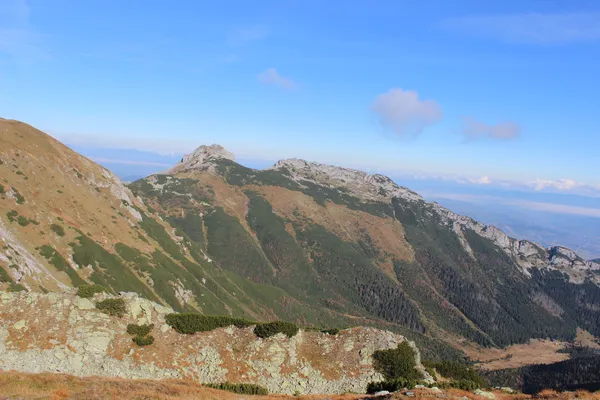 Giewont - Famosa montaña en Tatras polaco con una cruz en la parte superior —  Fotos de Stock