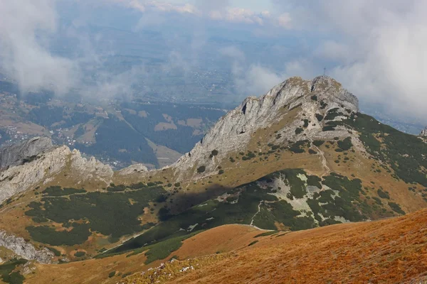 Giewont - Muntele faimos din Tatra Poloneză cu o cruce pe vârf — Fotografie, imagine de stoc