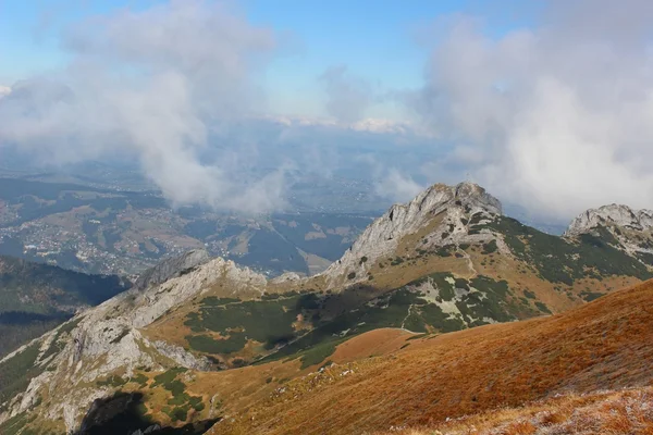 Giewont - Montanha famosa em Tatras polonês com uma cruz no topo — Fotografia de Stock