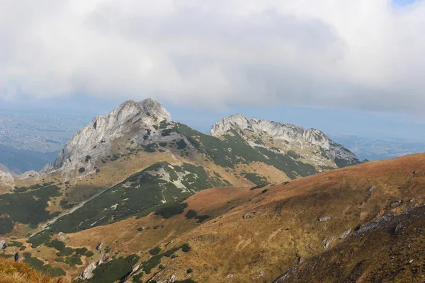 Giewont - hegy híres lengyel Tátra egy kereszt a tetején — Stock Fotó