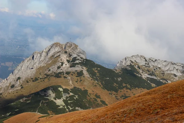 Giewont-著名山在波兰与顶上的十字架上塔特拉山 — 图库照片