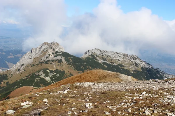 ギエヴォントザコパネのピン - で有名な山を磨く上に十字架を持つタトラ山脈 — ストック写真