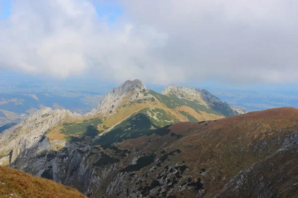 Giewont - Famosa montagna dei Tatra polacchi con una croce in cima — Foto Stock