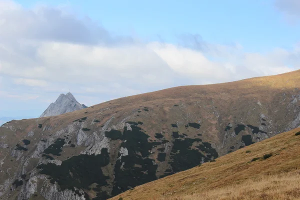 Giewont - Famosa montaña en Tatras polaco con una cruz en la parte superior —  Fotos de Stock