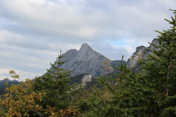 Giewont - Montanha famosa em Tatras polonês com uma cruz no topo — Fotografia de Stock