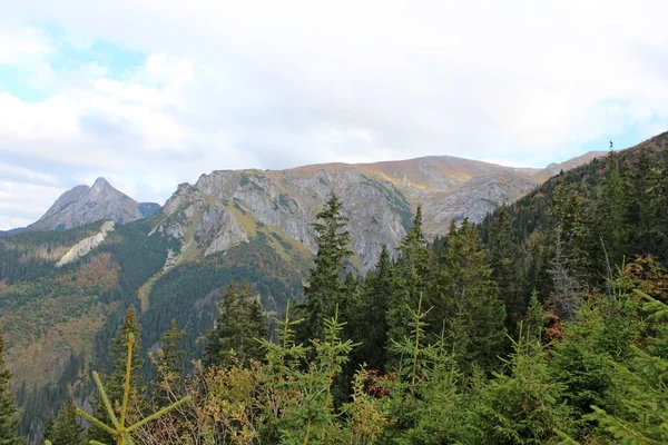 Giewont - Famous mountain in Polish Tatras with a cross on top — Stock Photo, Image