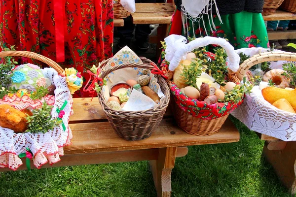 Gıda ile geleneksel Paskalya sepeti — Stok fotoğraf