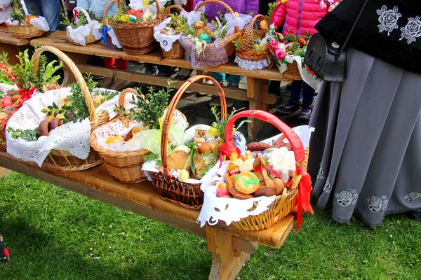 Traditioneller Osterkorb mit Lebensmitteln — Stockfoto