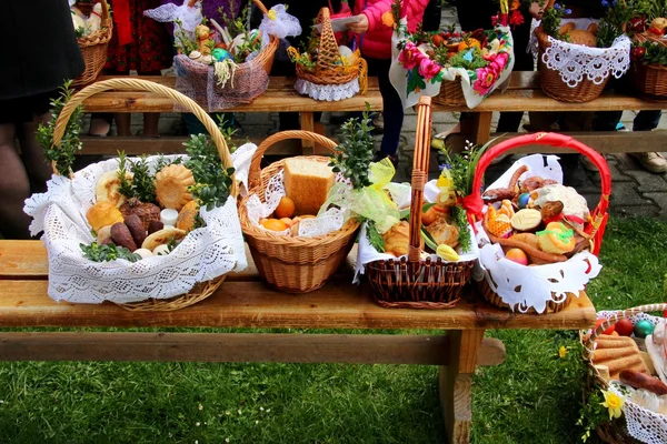 Traditioneller Osterkorb mit Lebensmitteln — Stockfoto
