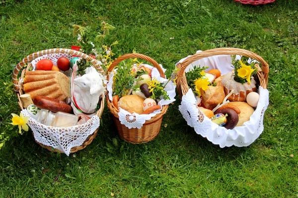 Tradycyjnym wielkanocnym koszyku z jedzeniem — Zdjęcie stockowe