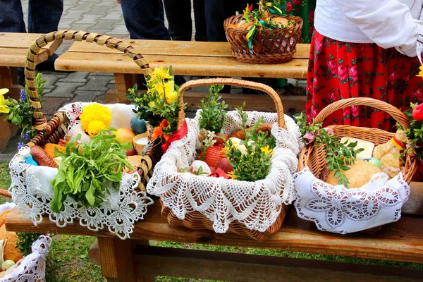 Tradiční velikonoční košík s jídlem — Stock fotografie
