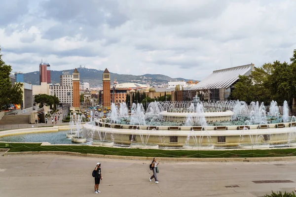 Barcelona Espanha. Plaza Espana e mundialmente famosa fonte mágica, Museu de Arte da Catalunha. Dia ensolarado na bela cidade. Turismo, férias, fim de semana, caminhando pela cidade linda Fotografia De Stock